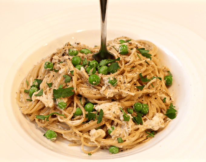 Creamy pasta with crab and peas