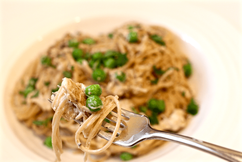 Creamy pasta with crab and peas