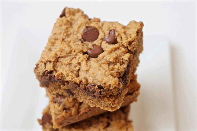 Peanut butter chocolate chip snack bars - a whole grain, slightly lightened up delicious sweet snack or dessert! | www.familyfoodonthetable.com