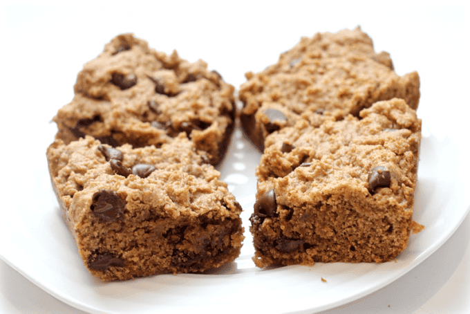 Peanut butter chocolate chip snack bars - a whole grain, slightly lightened up delicious sweet snack or dessert! | www.familyfoodonthetable.com