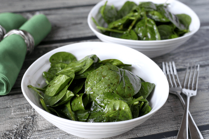 Simple spinach salad with an easy homemade balsamic vinaigrette is perfect for a quick, delicious and healthy side dish for dinner on a busy night! #spinachsalad #babyspinach | www.familyfoodonthetable.com