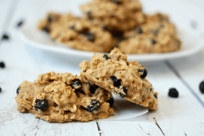 Blueberry oat cookies - whole grain, naturally sweetened snack cookies! | FamilyFoodontheTable.com