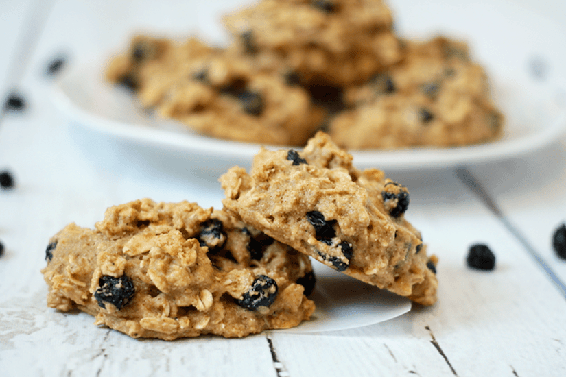 Blueberry oat cookies - whole grain, naturally sweetened snack cookies! | FamilyFoodontheTable.com