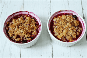 Individual peach blueberry crumbles | FamilyFoodontheTable.com