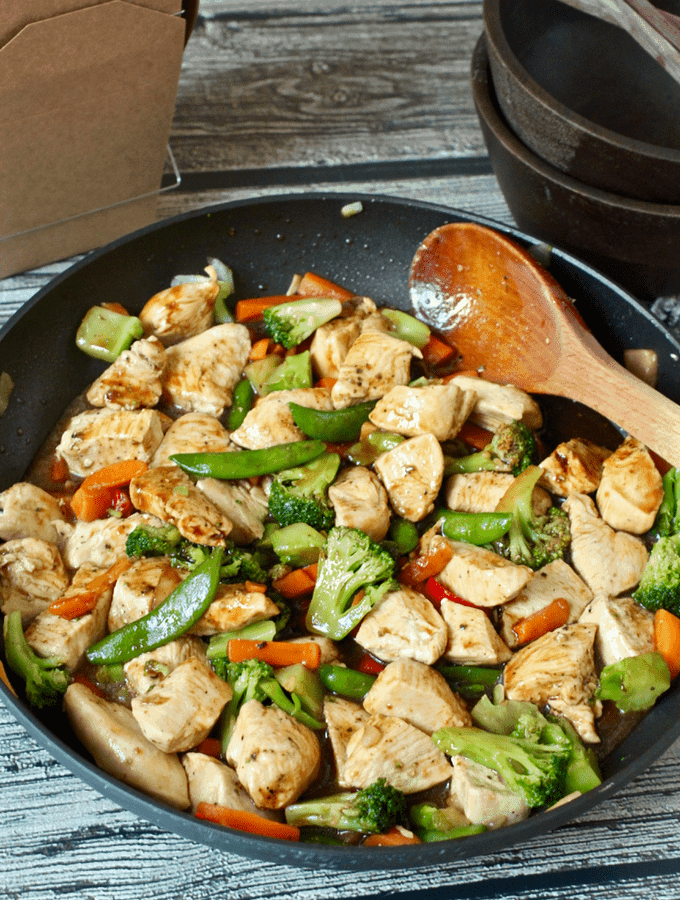 Easy chicken and veggie stir fry | FamilyFoodontheTable.com