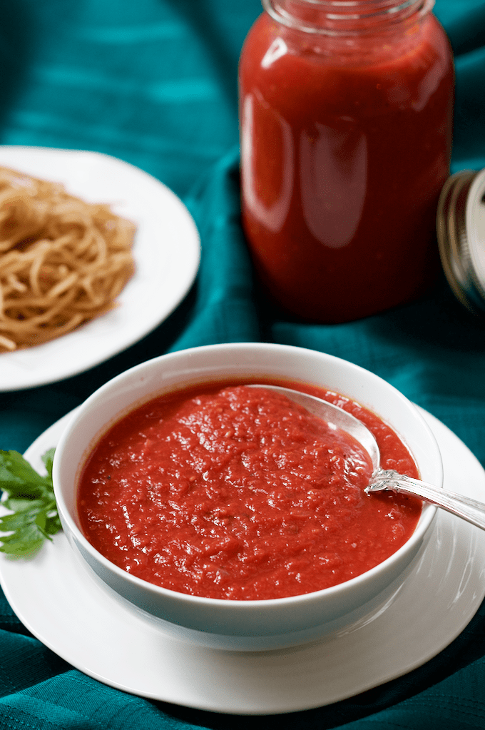 Easy homemade spaghetti sauce - just 10 minutes to prep, ready in 30! | FamilyFoodontheTable.com