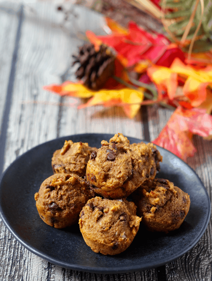 Pumpkin chocolate chip mini muffins - 100% whole wheat and naturally sweetened | FamilyFoodontheTable.com