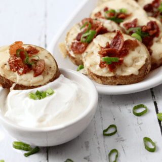 Fast cheesy bacon potato skins - an easy appetizer or side dish! | FamilyFoodontheTable.com