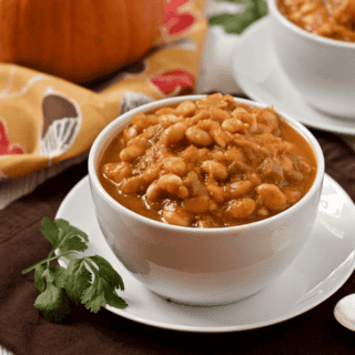 Pumpkin white bean chili - a 30-minute vegetarian chili made with pumpkin and pumpkin beer! | FamilyFoodontheTable.com