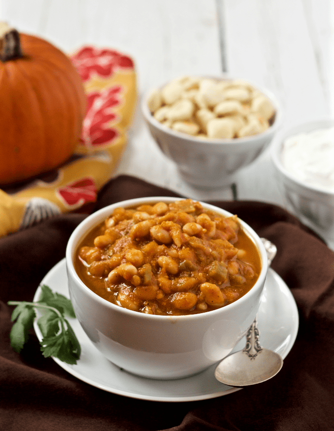 This vegetarian pumpkin chili with white beans is an easy, 30-minute gluten-free recipe made with pumpkin and pumpkin beer! | FamilyFoodontheTable.com