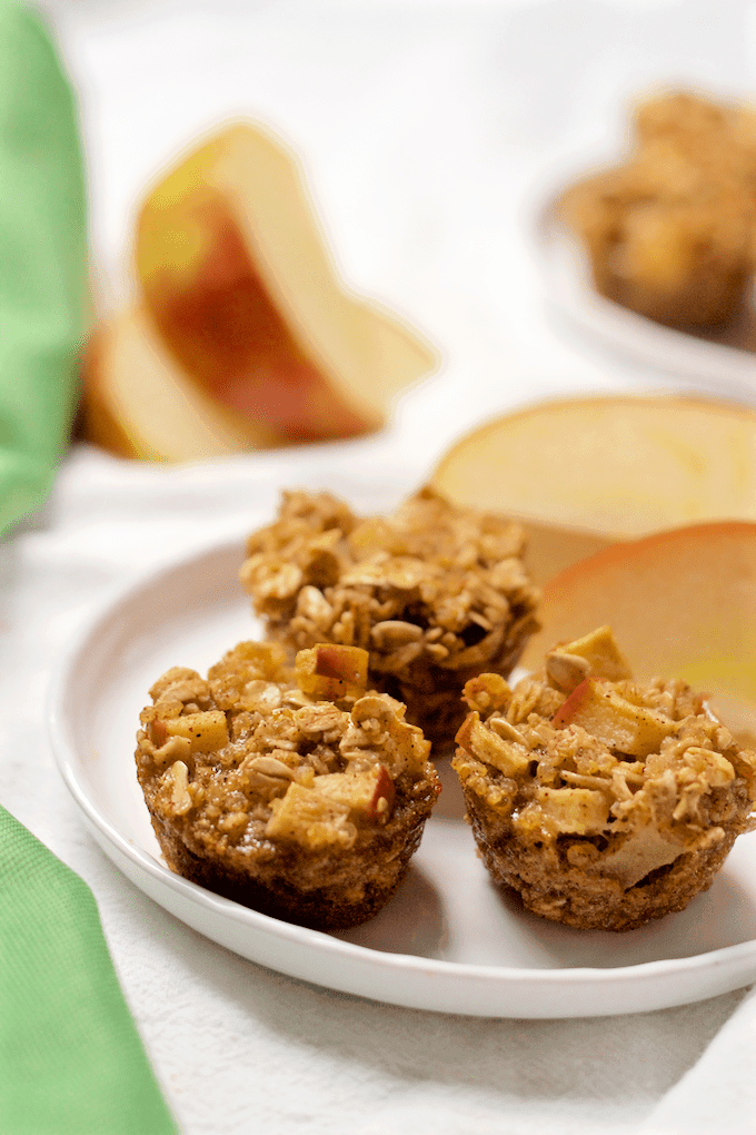 Apple cinnamon quinoa breakfast bites - wholesome mini muffins with quinoa, oats and lots of apple cinnamon flavor! | FamilyFoodontheTable.com