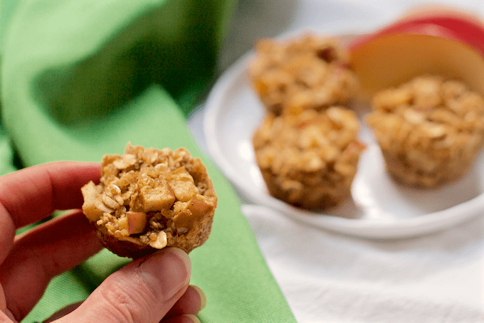 Apple cinnamon quinoa breakfast bites - wholesome mini muffins with quinoa, oats and lots of apple cinnamon flavor! | FamilyFoodontheTable.com