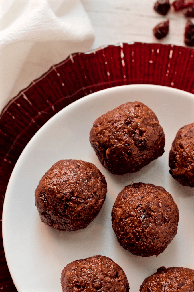 Chocolate cranberry energy balls - an easy 5-ingredient snack! | FamilyFoodontheTable.com