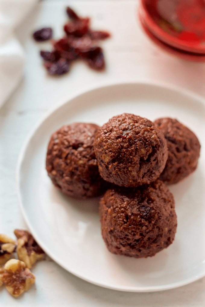 Chocolate cranberry energy balls - an easy 5-ingredient snack! | FamilyFoodontheTable.com