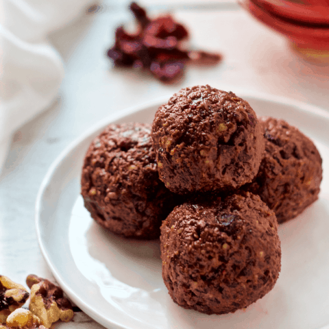 Chocolate cranberry energy balls - just 5 ingredients to make this delicious pick-me-up snack! | FamilyFoodontheTable.com