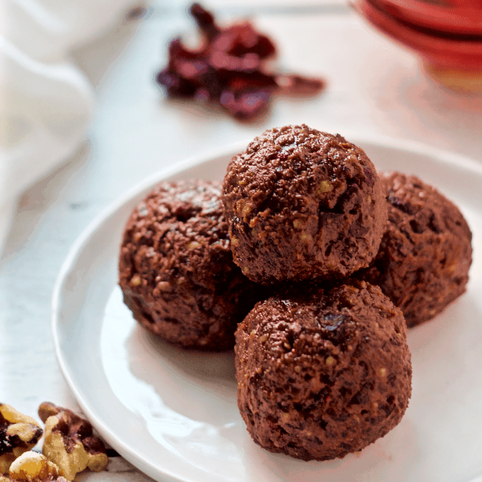 Chocolate cranberry energy balls - just 5 ingredients to make this delicious pick-me-up snack! | FamilyFoodontheTable.com