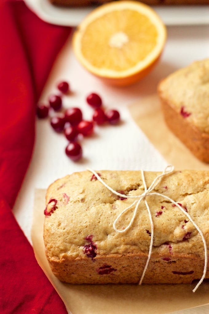 Whole wheat orange cranberry bread - make a large loaf or minis to give as a gift! | FamilyFoodontheTable.com