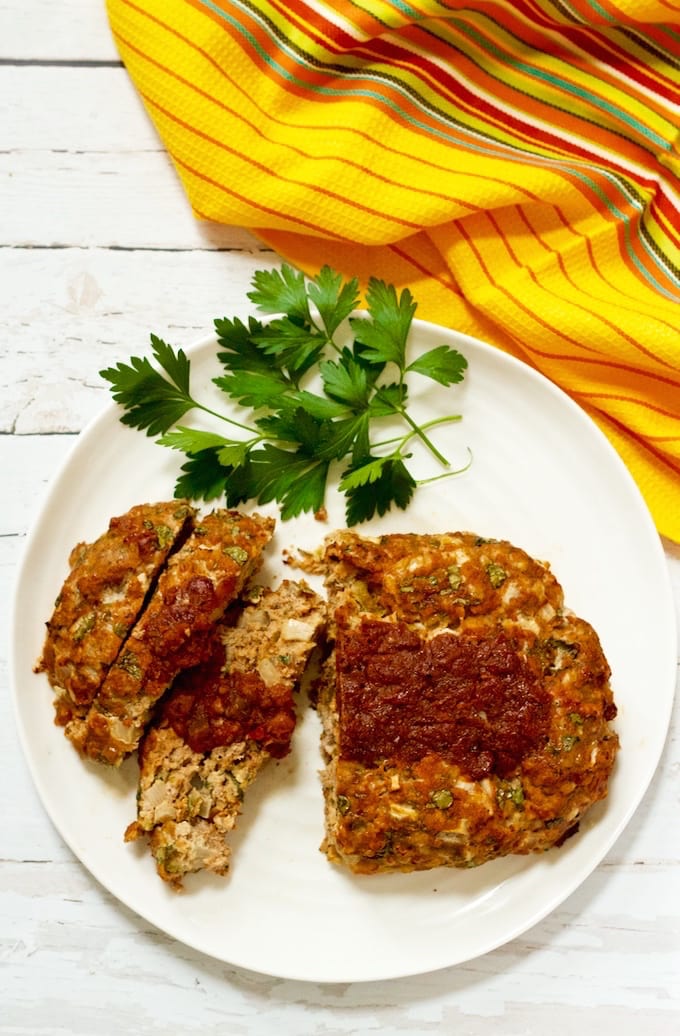 This easy, 1-bowl Mexican meatloaf is made with ground turkey, cheese, chilies and salsa! It's perfect for a hands-off dinner the whole family will love! #easyrecipe #meatloaf #groundturkey | www.familyfoodonthetable.com