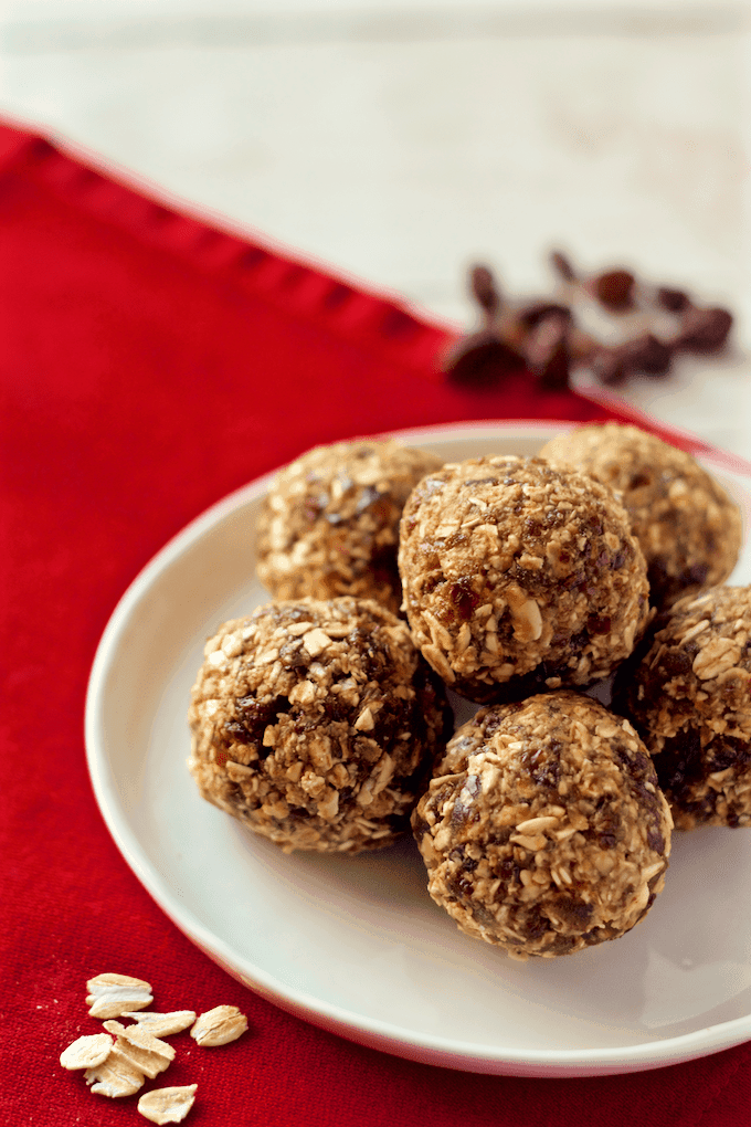 No-bake healthy oatmeal raisin cookie balls - naturally sweetened, gluten free, nut free and vegan! | FamilyFoodontheTable.com
