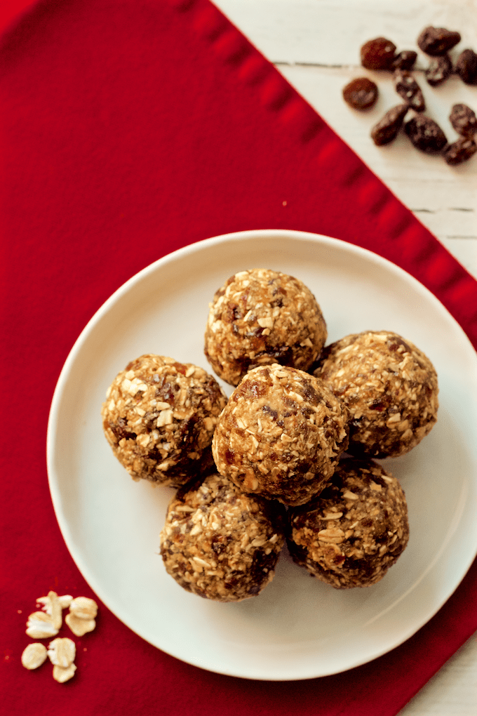 No-bake healthy oatmeal raisin cookie balls - naturally sweetened, gluten free and sure to satisfy your sweet tooth! | FamilyFoodontheTable.com