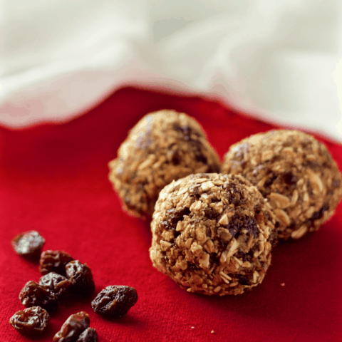 No-bake healthy oatmeal raisin cookies - naturally sweetened, gluten free and sure to satisfy your sweet tooth! | FamilyFoodontheTable.com