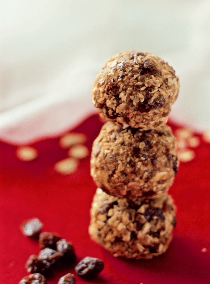 No-bake healthy oatmeal raisin cookies - these naturally sweetened, gluten free cookie balls make the perfect popable snack! | FamilyFoodontheTable.com