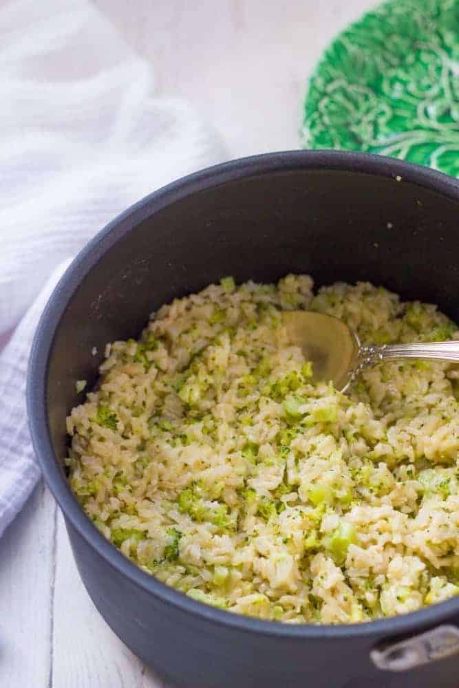 This warm and cheesy one-pot broccoli cheese brown rice is an easy, healthy, delicious side dish! Kids love it too! #broccoli #brownrice #sidedish #easyrecipe