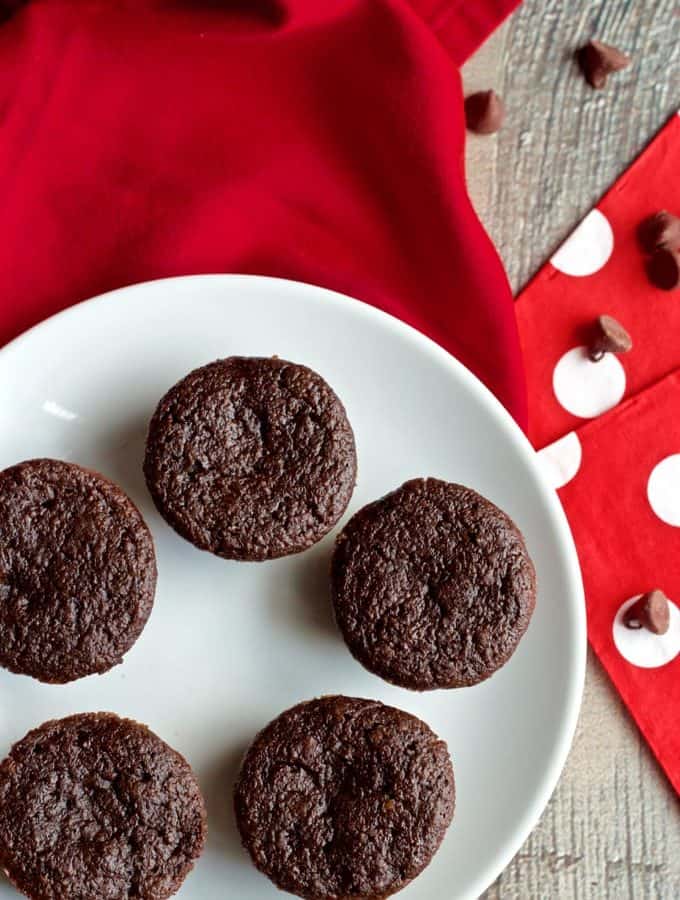Easy, one-bowl double chocolate mini cupcakes are 100% whole wheat, low in sugar and no butter or oil | FamilyFoodontheTable.com