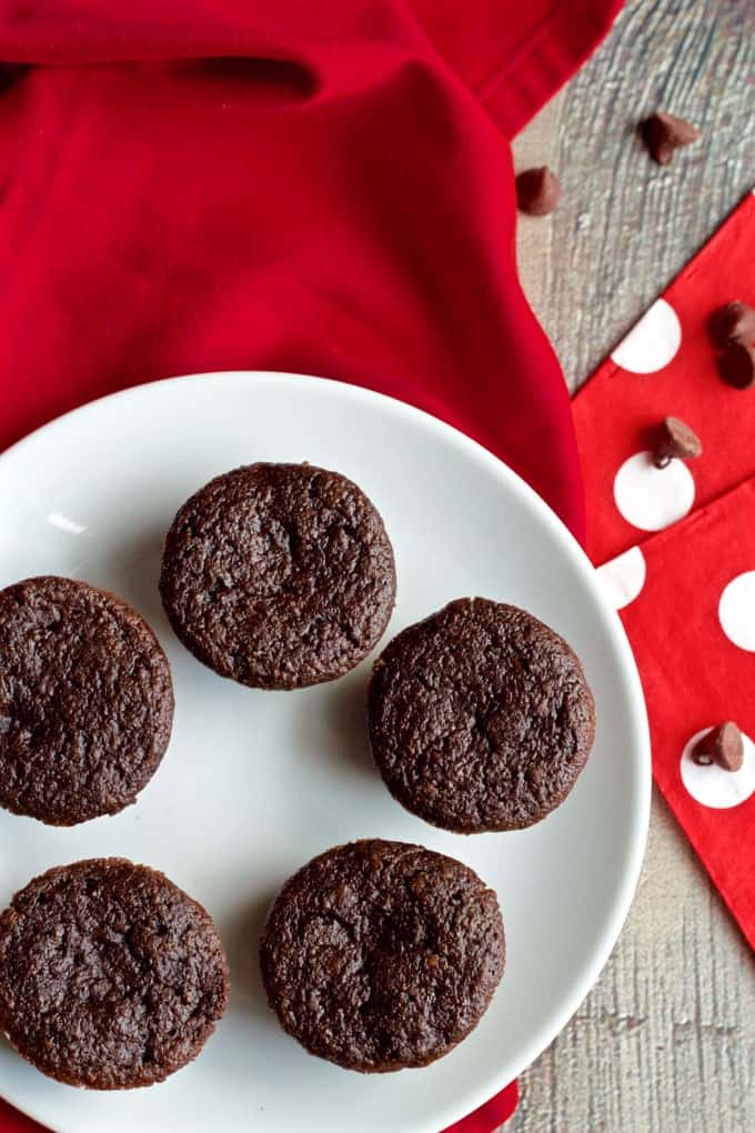 Easy, one-bowl healthy chocolate mini cupcakes are 100% whole wheat, low in sugar and have no butter or oil - and they are super fudgy and delicious! #chocolatecupcakes #chocolatelover #healthycupcakes