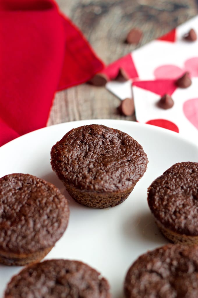 Easy, one-bowl healthy chocolate mini cupcakes are 100% whole wheat, low in sugar and have no butter or oil - and they are super fudgy and delicious! #chocolatecupcakes #chocolatelover #healthycupcakes