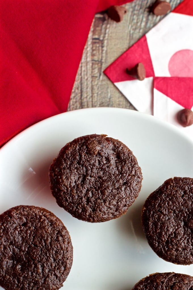 Easy, one-bowl double chocolate mini cupcakes are 100% whole wheat, low in sugar and no butter or oil | FamilyFoodontheTable.com