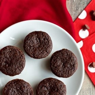 Easy, one-bowl double chocolate mini cupcakes are 100% whole wheat, low in sugar and no butter or oil | FamilyFoodontheTable.com