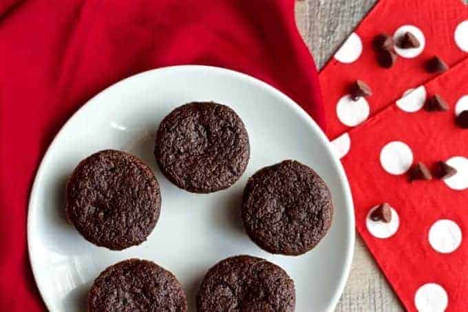 Easy, one-bowl double chocolate mini cupcakes are 100% whole wheat, low in sugar and no butter or oil | FamilyFoodontheTable.com