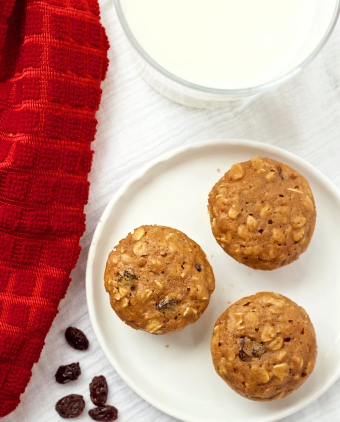 Naturally sweetened whole grain oatmeal raisin mini breakfast muffins - great for toddlers and kids! | FamilyFoodontheTable.com