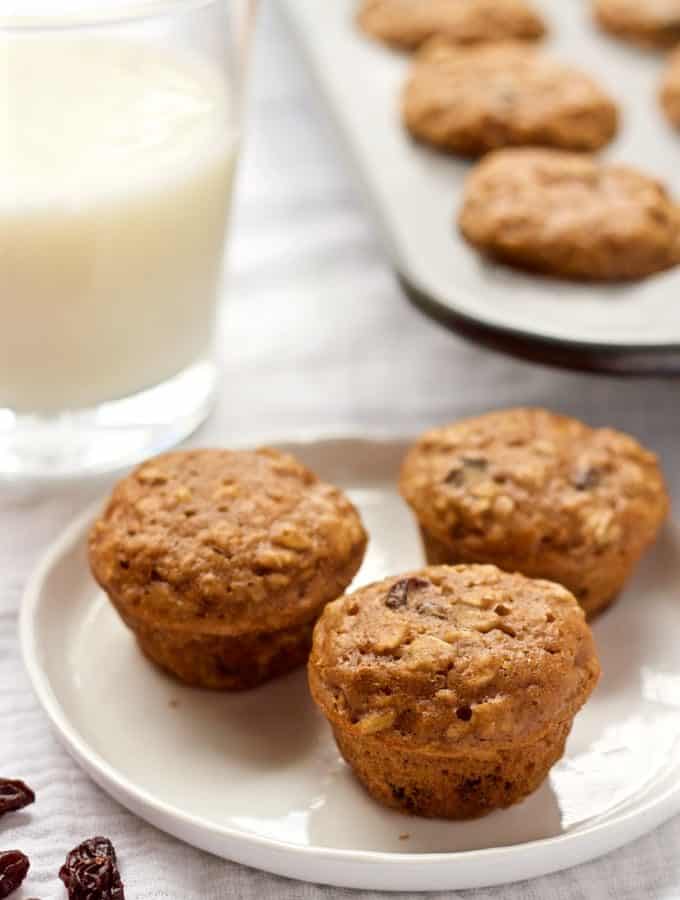 Naturally sweetened whole grain oatmeal raisin mini breakfast muffins - great for toddlers and kids! | FamilyFoodontheTable.com