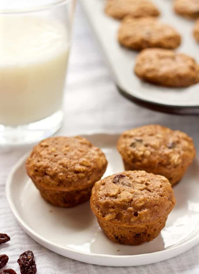 Naturally sweetened whole grain oatmeal raisin mini breakfast muffins - great for toddlers and kids! | FamilyFoodontheTable.com