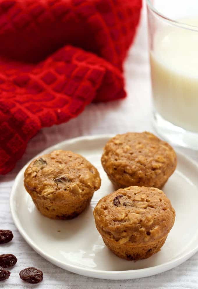 Naturally sweetened whole grain oatmeal raisin mini breakfast muffins - great for toddlers and kids! | FamilyFoodontheTable.com