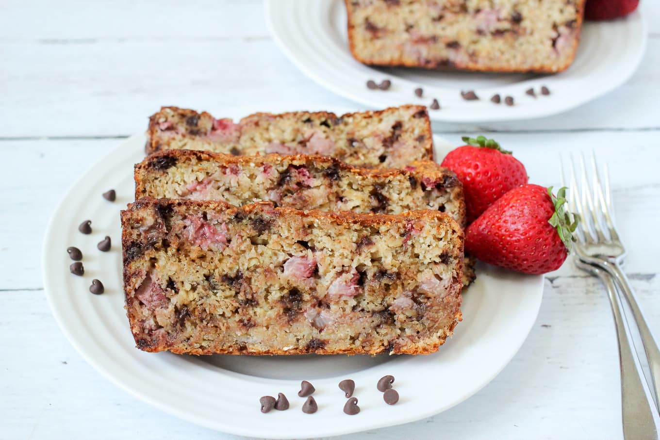 Strawberry oat bread with chocolate chips - gluten free and naturally sweetened - great for a healthy breakfast or snack! | FamilyFoodontheTable.com