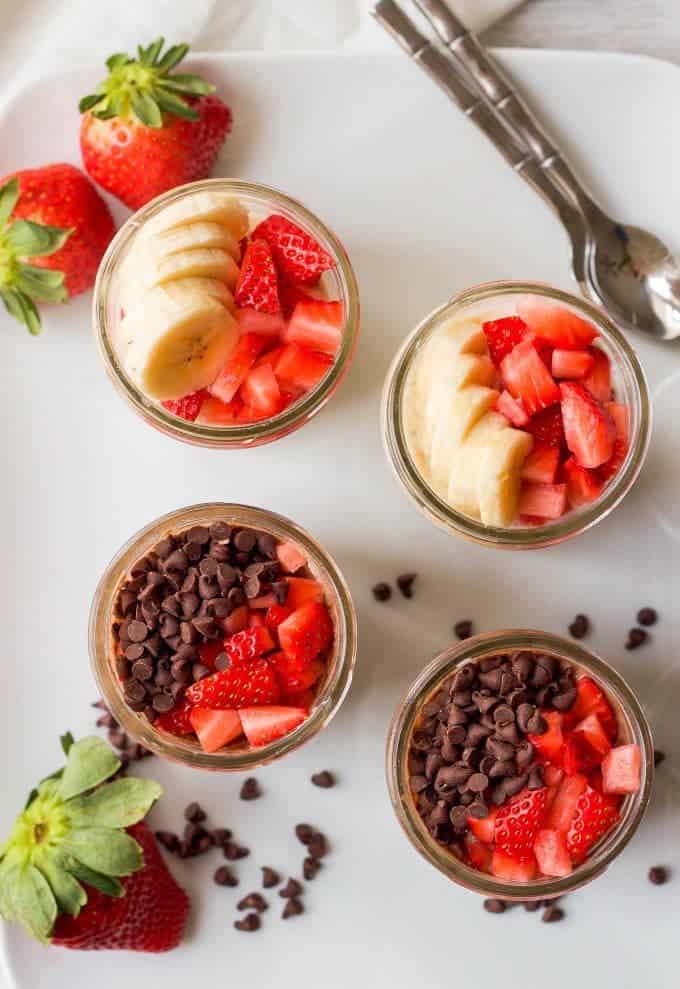 Essayez ces deux variétés d'avoine de nuit aux fraises - banane aux fraises et chocolat aux fraises - pour un petit-déjeuner facile, sain et à préparer! (GF) #overnightoats #oatmeal #mealprep #breakfast #strawberries Essayez ces deux variétés d'avoine de nuit aux fraises - banane aux fraises et chocolat aux fraises - pour un petit-déjeuner facile, sain et à préparer! (GF) #overnightoats #oatmeal #mealprep #breakfast #strawberries