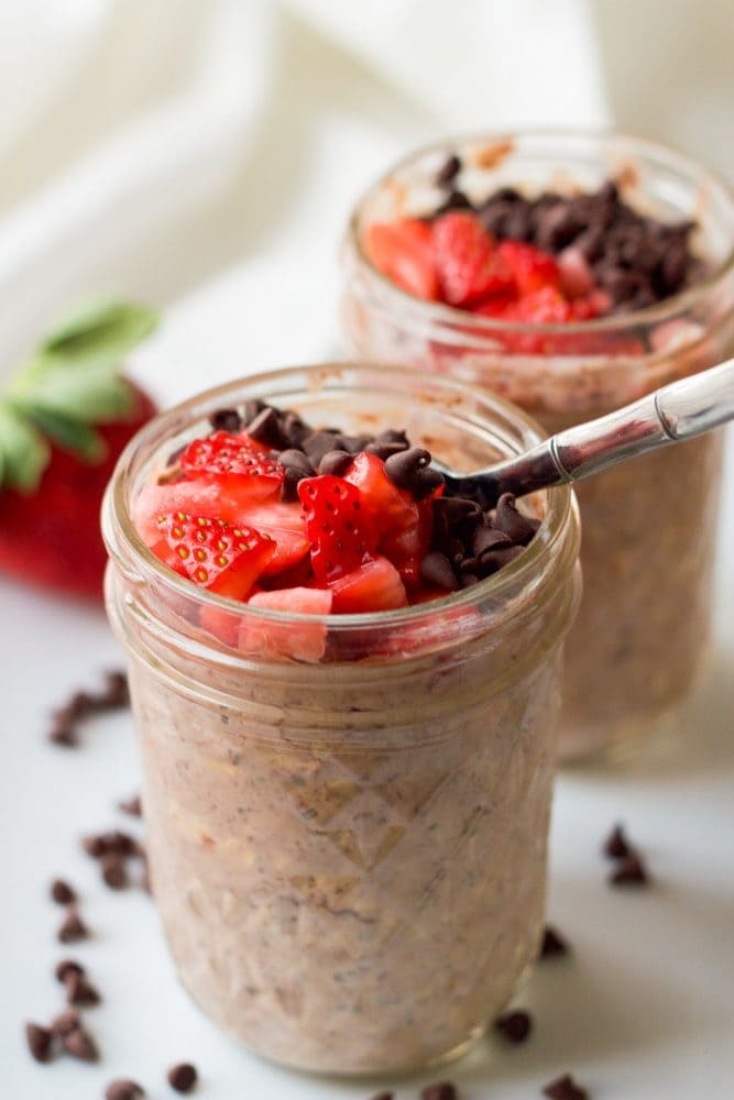 Try these two varieties of strawberry overnight oats -- strawberry banana and strawberry chocolate -- for an easy, healthy, make-ahead breakfast! (GF) #overnightoats #oatmeal #mealprep #breakfast #strawberries