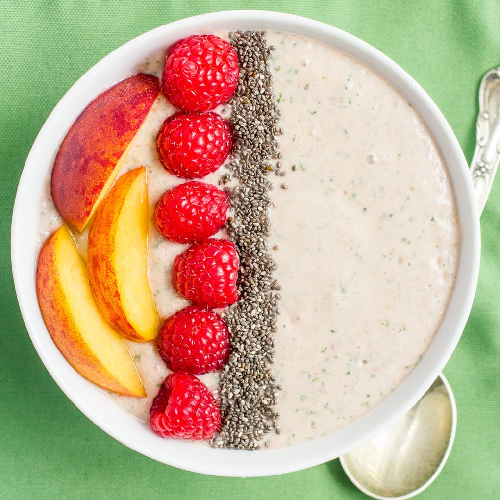 A quick and easy smoothie bowl with peaches, raspberries and spinach - a healthy breakfast or snack, especially for kids!