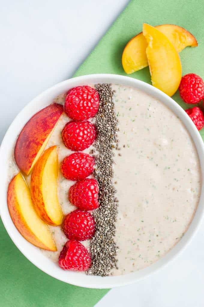 A quick and easy smoothie bowl with peaches, raspberries and spinach - a healthy breakfast or snack, especially for kids!