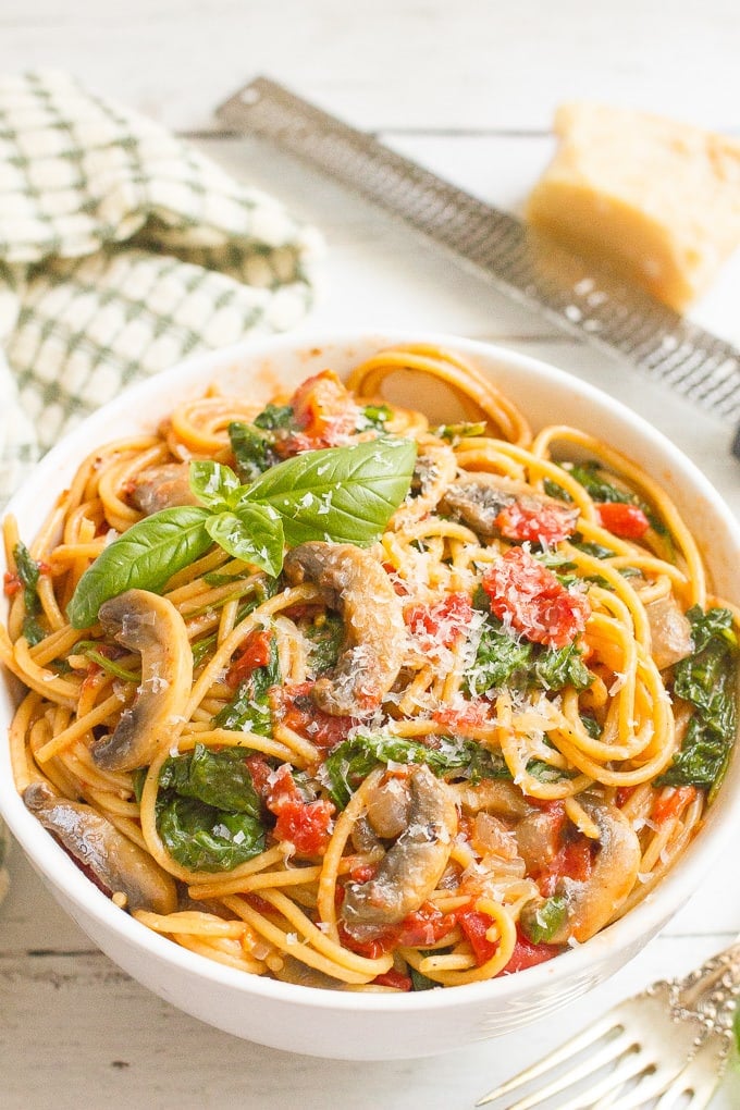 Vegetarian spaghetti with mushrooms and spinach makes an easy, healthy one pot pasta dinner that’s ready in 25 minutes!