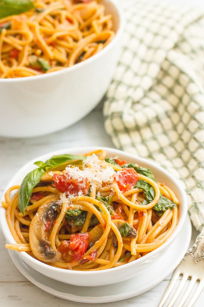 One pot vegetarian spaghetti with mushrooms and spinach - an easy, healthy pasta dinner ready in just 25 minutes!