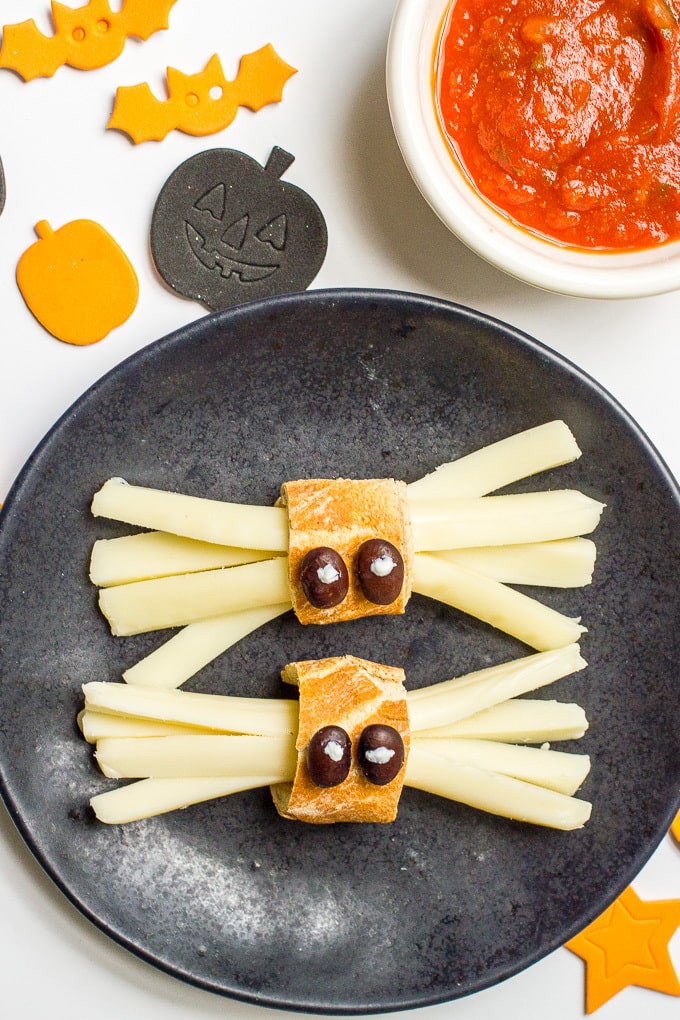 Healthy Halloween spider snacks -- a quick + easy string cheese snack for kids! | www.familyfoodonthetable.com