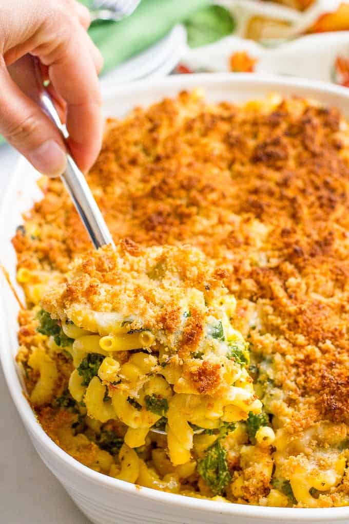 Kale and butternut squash mac and cheese is an easy, veggie-loaded creamy side dish with a crunchy topping that everyone's sure to love! #macandcheese #pastarecipes #kale #vegetarianrecipes