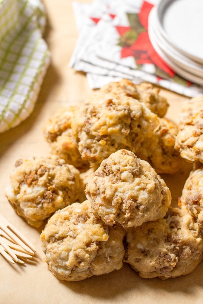 Healthy sausage balls -- a lightened up version of this breakfast favorite! (They’re also great for game day eats!) | www.familyfoodonthetable.com