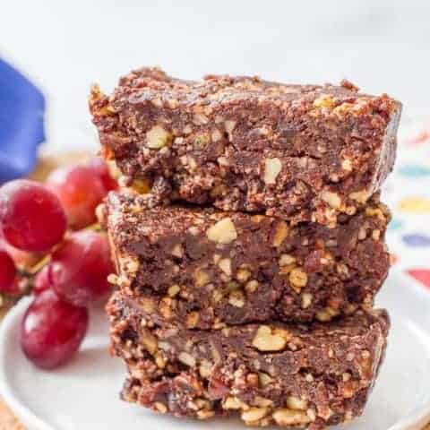 Raw date brownies require just 5 ingredients for an easy, healthy dessert (also great as a snack or on-the-go energy bar!) | www.familyfoodonthetable.com