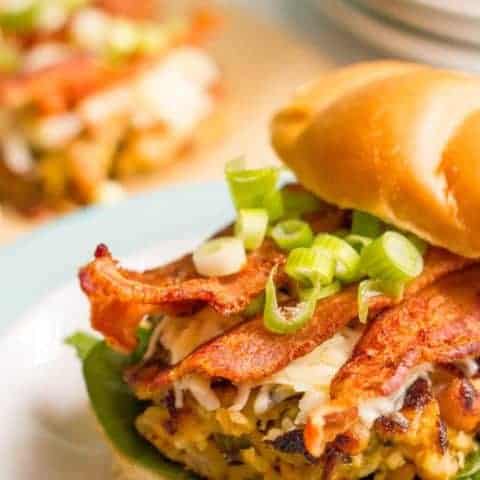 Black eyed peas burgers with brown rice and bacon are like the traditional Southern hoppin’ John dish in burger form! | www.familyfoodonthetable.com