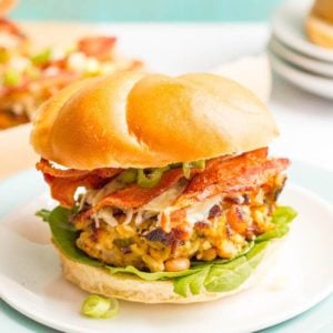 Black eyed peas burgers with brown rice and bacon are like the traditional Southern hoppin’ John dish in burger form! | www.familyfoodonthetable.com